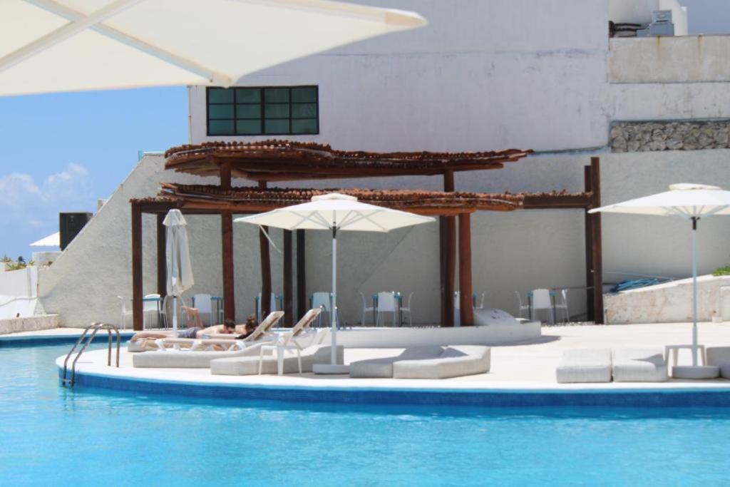 Beachfront Studio With Ocean View Cancun Exterior photo